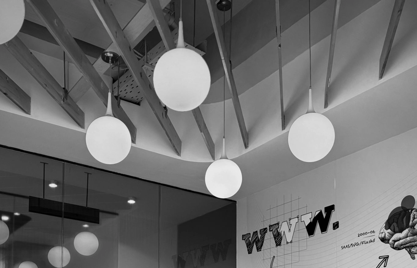 Round pendant lamps in black and white